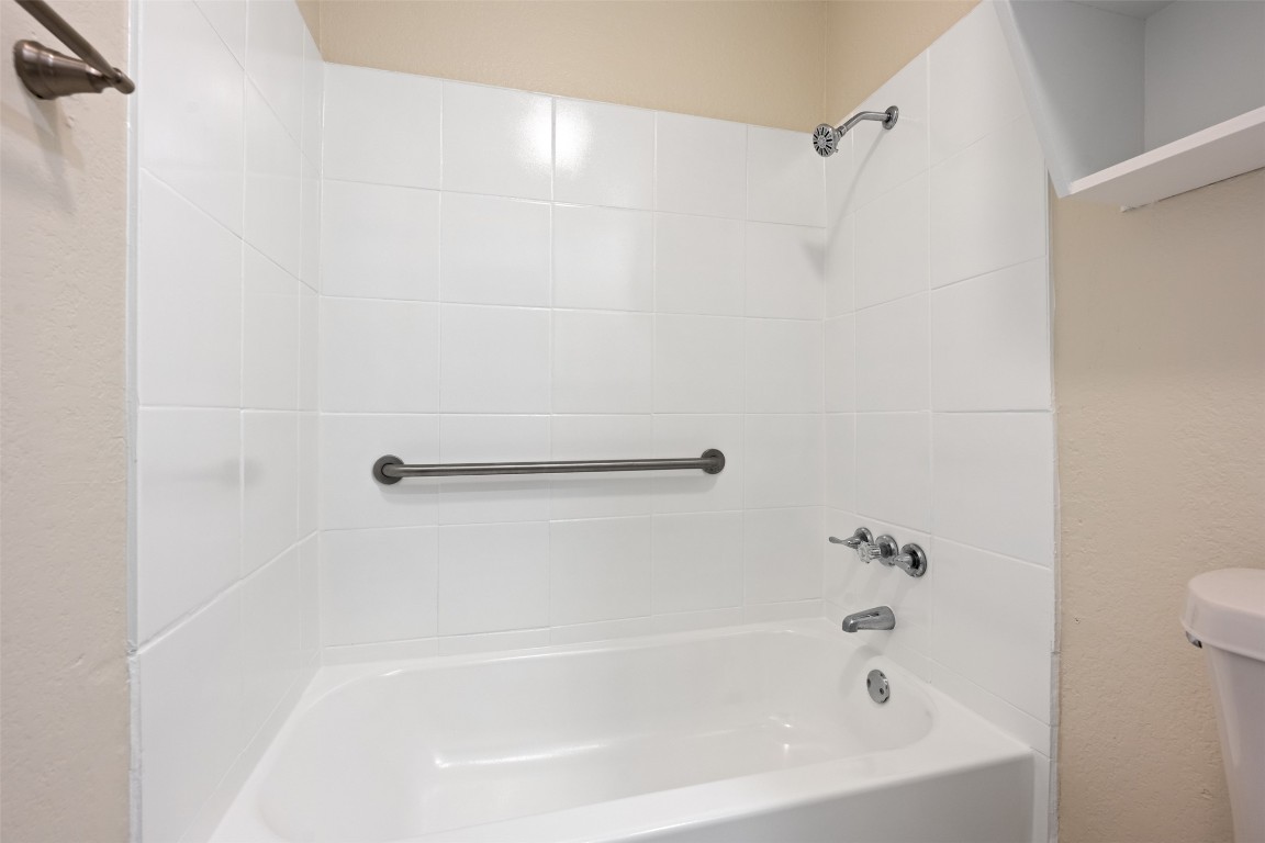 608 Country Aire Drive, Unit A Round Rock, TX 78664 - Photo 27 of 32 a bathroom with a bathtub