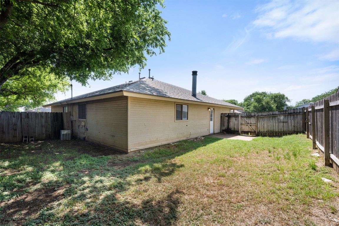 608 Country Aire Drive, Unit A Round Rock, TX 78664 - Photo 30 of 32 a backyard of house with green space