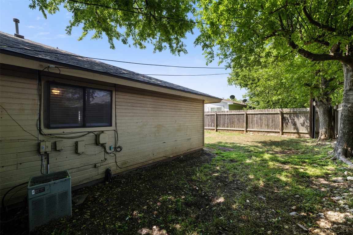 608 Country Aire Drive, Unit A Round Rock, TX 78664 - Photo 32 of 32 a backyard of a house with lots of green space