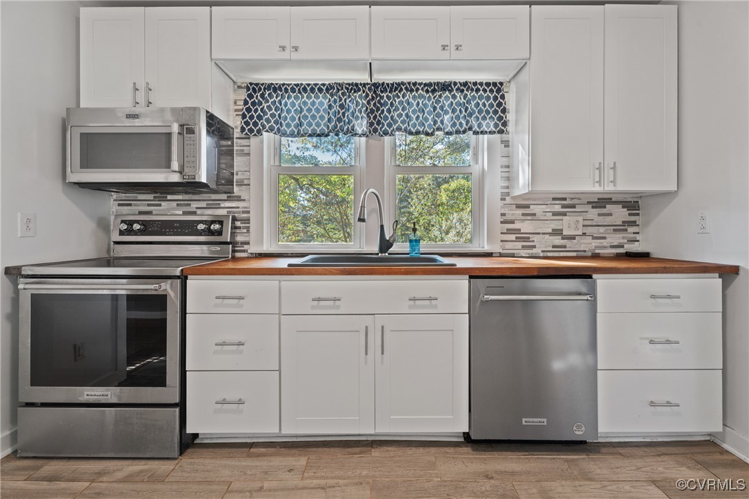 6405 King William Road Aylett, VA 23009 - Photo 13 of 40 Kitchen featuring tasteful backsplash, light hardw