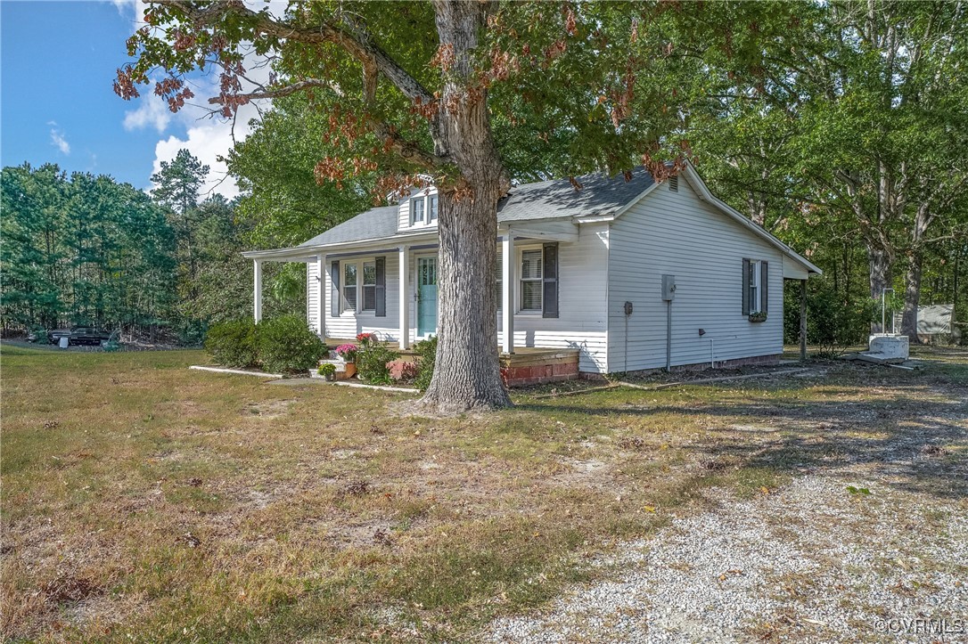 6405 King William Road Aylett, VA 23009 - Photo 4 of 40 View of side of home featuring a yard