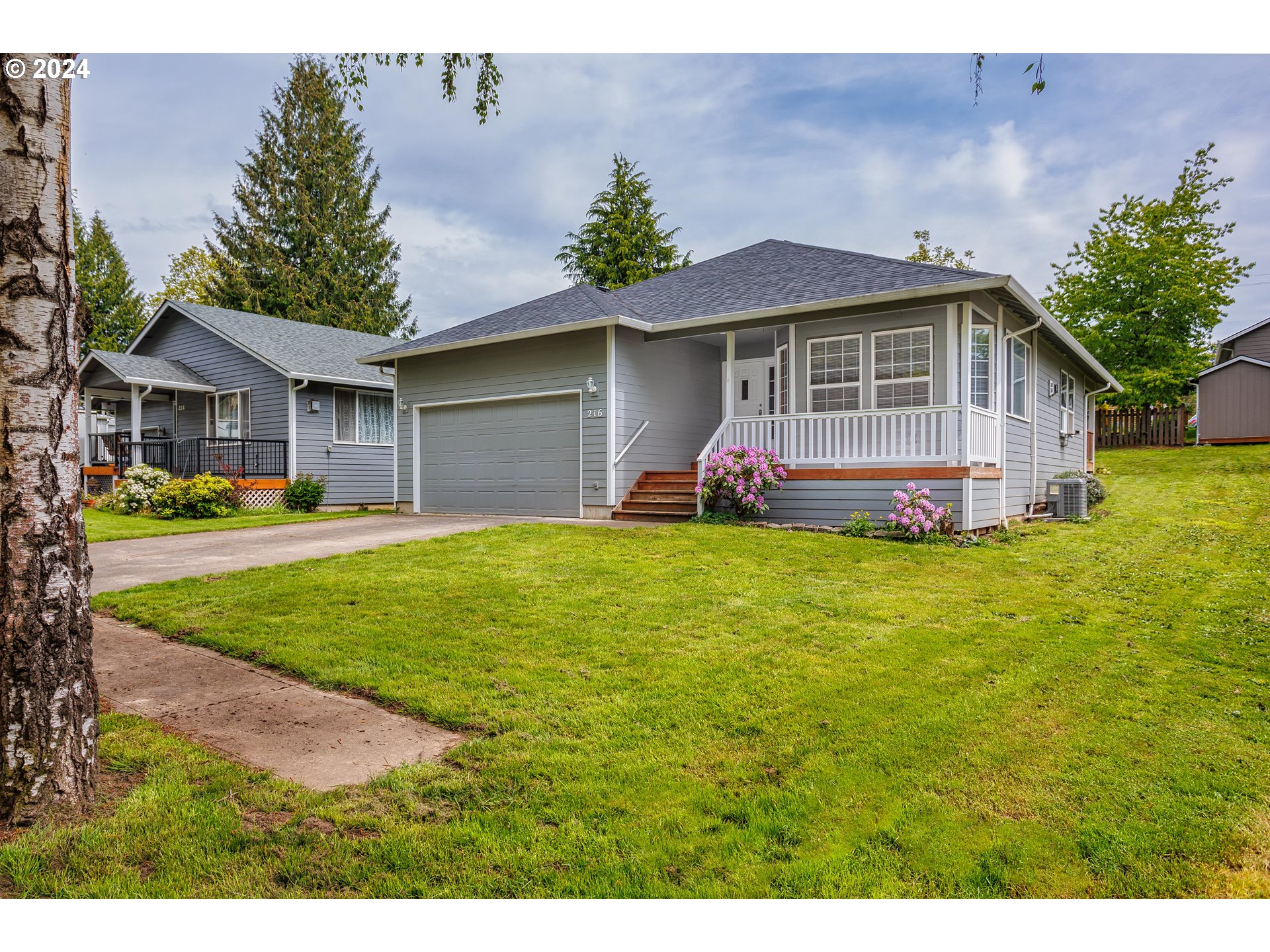 216 South 3rd Avenue Ridgefield, WA 98642 - Photo 1 of 21 a front view of a house with garden