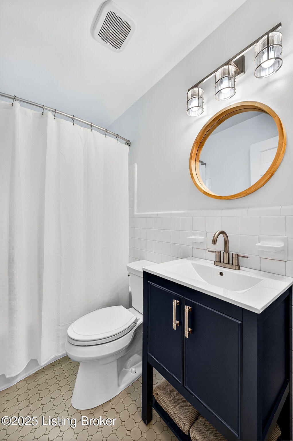 7204 Greenlawn Road Louisville, KY 40222 - Photo 38 of 50 Full Bathroom