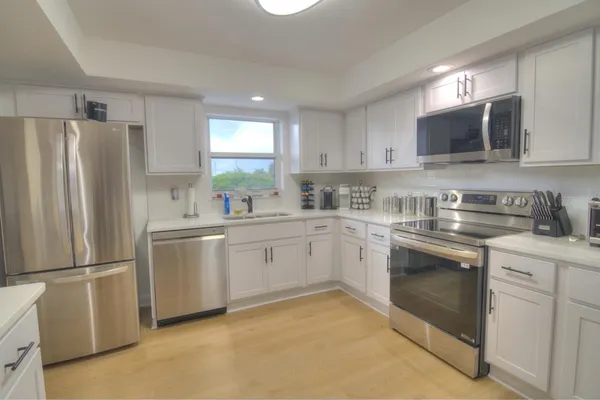 $5,000 | 3040 Lake Shore Drive, Unit 305, Riviera Beach, FL 33404