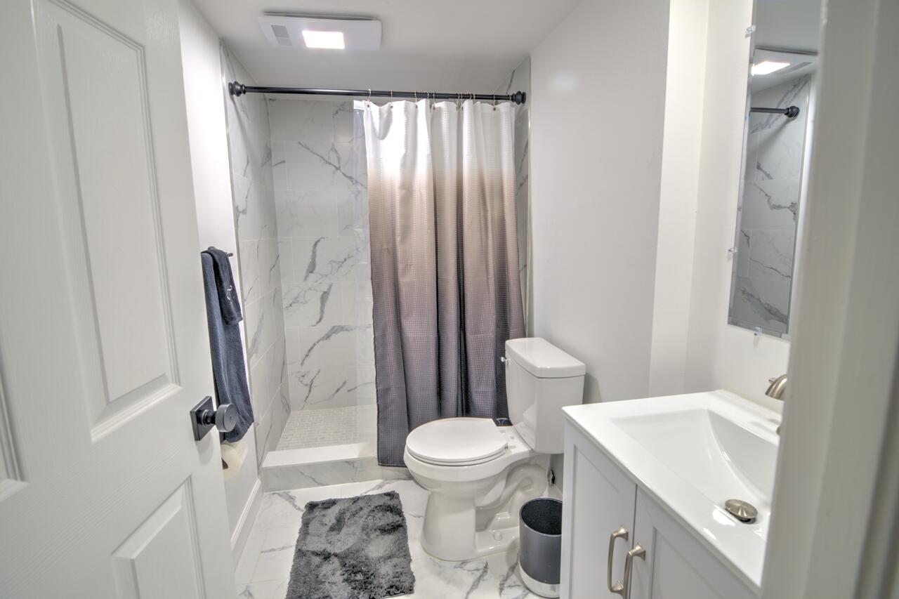 3040 Lake Shore Drive, Unit 305 Riviera Beach, FL 33404 - Photo 21 of 24 32-Still-Guest-Bath