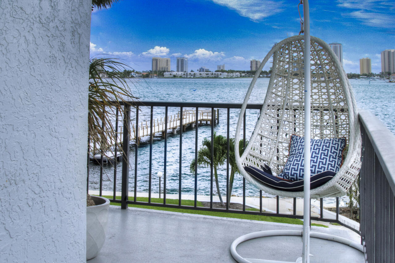 3040 Lake Shore Drive, Unit 305 Riviera Beach, FL 33404 - Photo 4 of 24 9