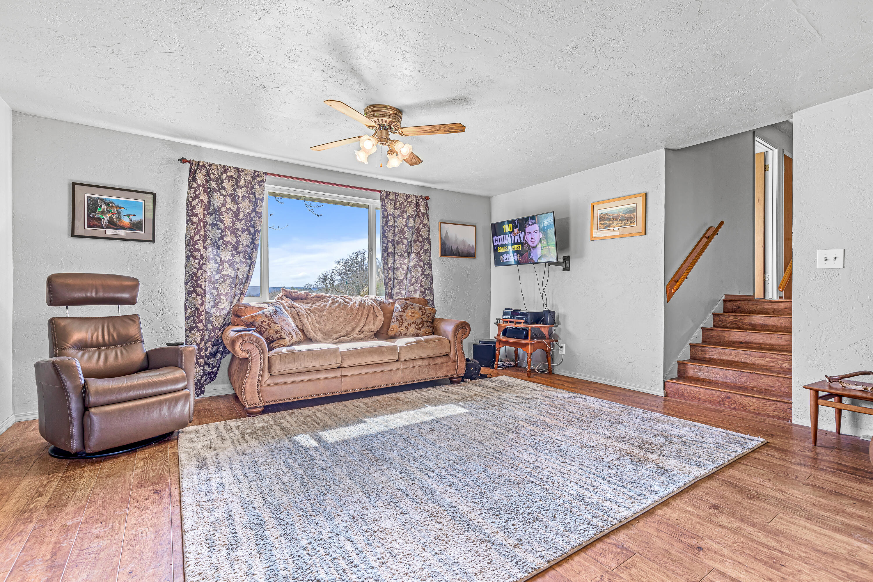 17200 Jones Road White City, OR 97503 - Photo 4 of 51 Living Room.