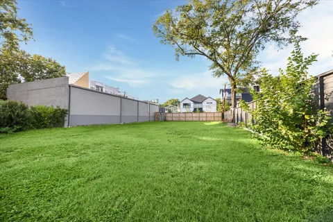 a view of a back yard