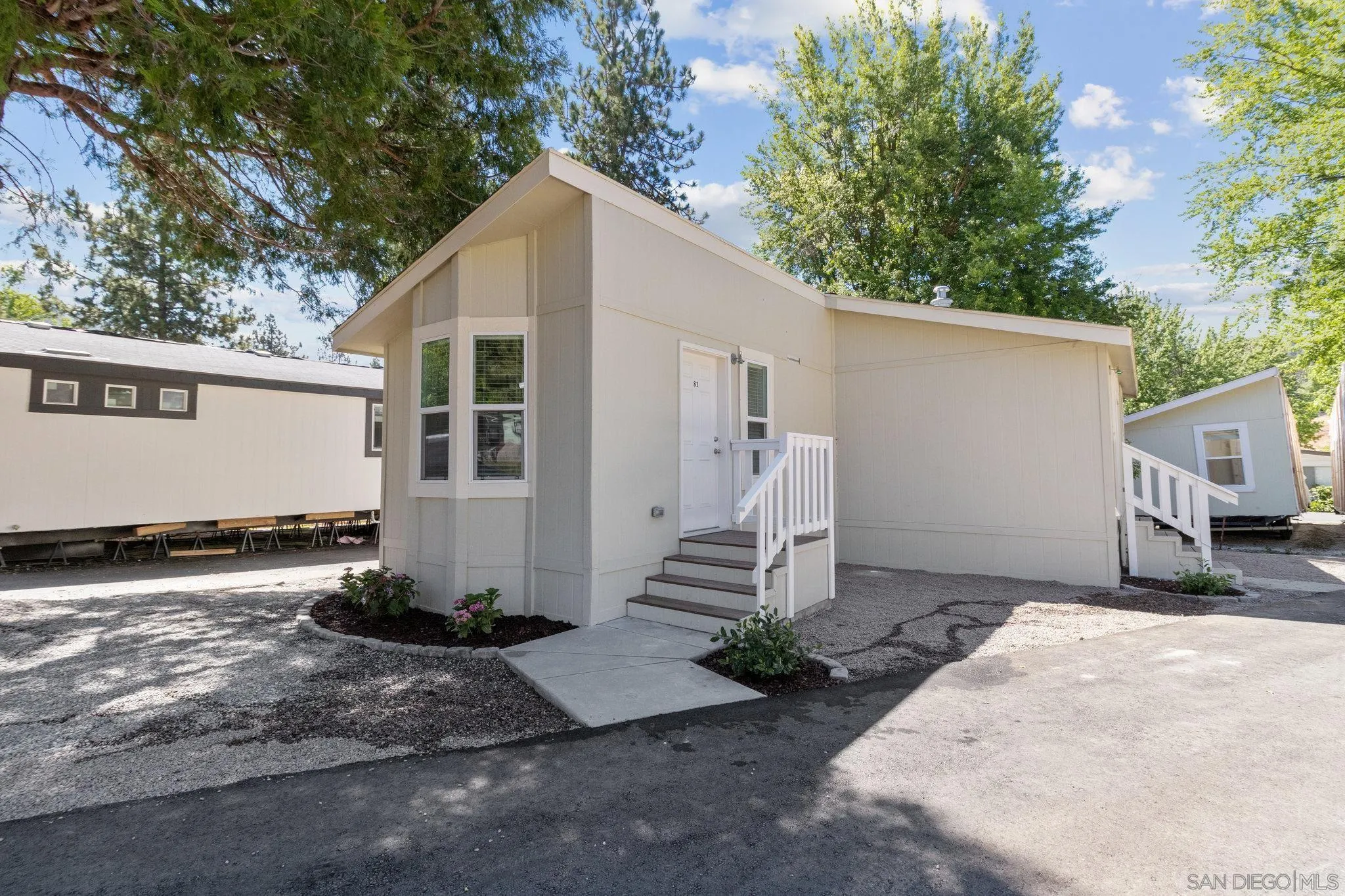 22899 Byron Road, Unit 81 Crestline, CA 92325 - Photo 3 of 9 a backyard of a house