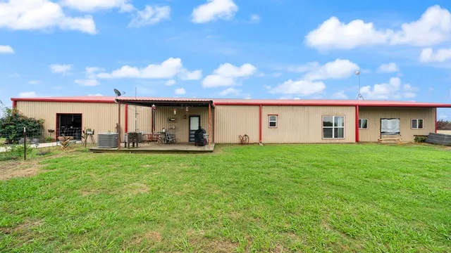 a view of a house with backyard and a garden