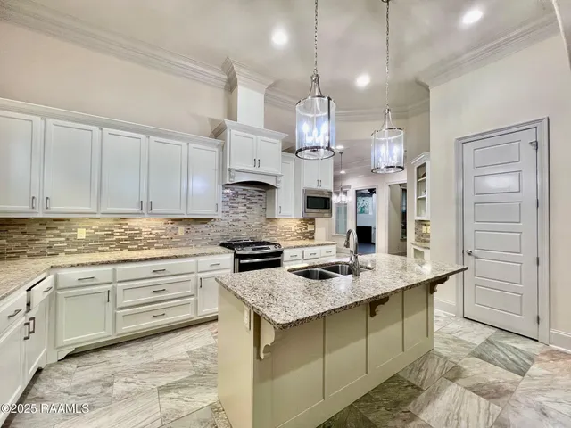 $2,300 | 411 Dunvegan Court, Lafayette, LA 70503