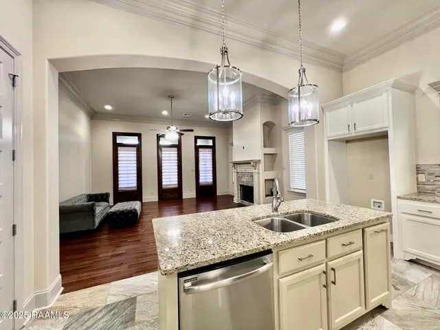 $2,300 | 411 Dunvegan Court, Lafayette, LA 70503