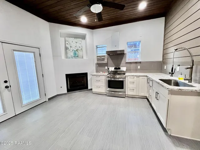 $2,300 | 411 Dunvegan Court, Lafayette, LA 70503