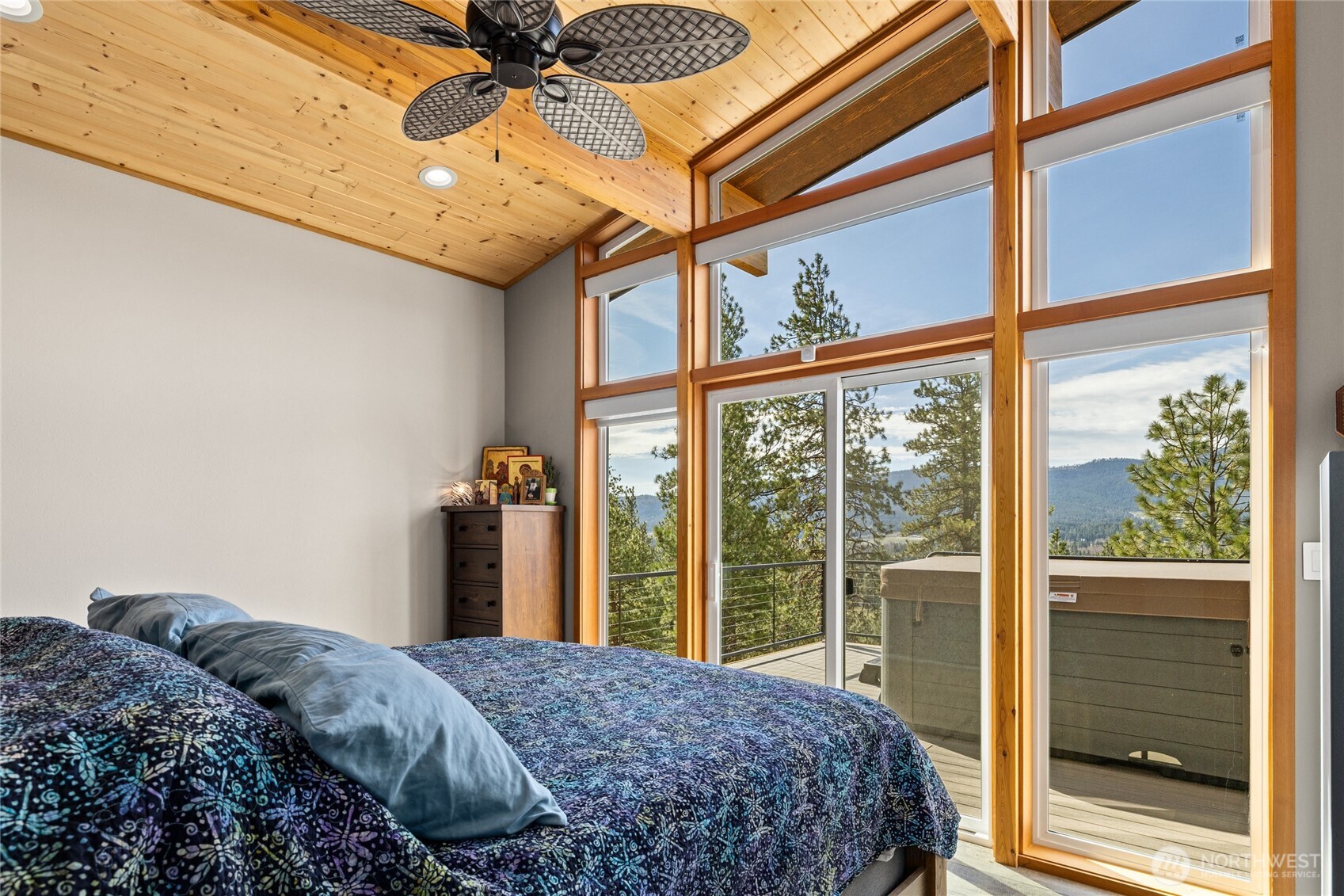 340 Powerline Road Cle Elum, WA 98922 - Photo 12 of 40 a bedroom with a bed and a large window