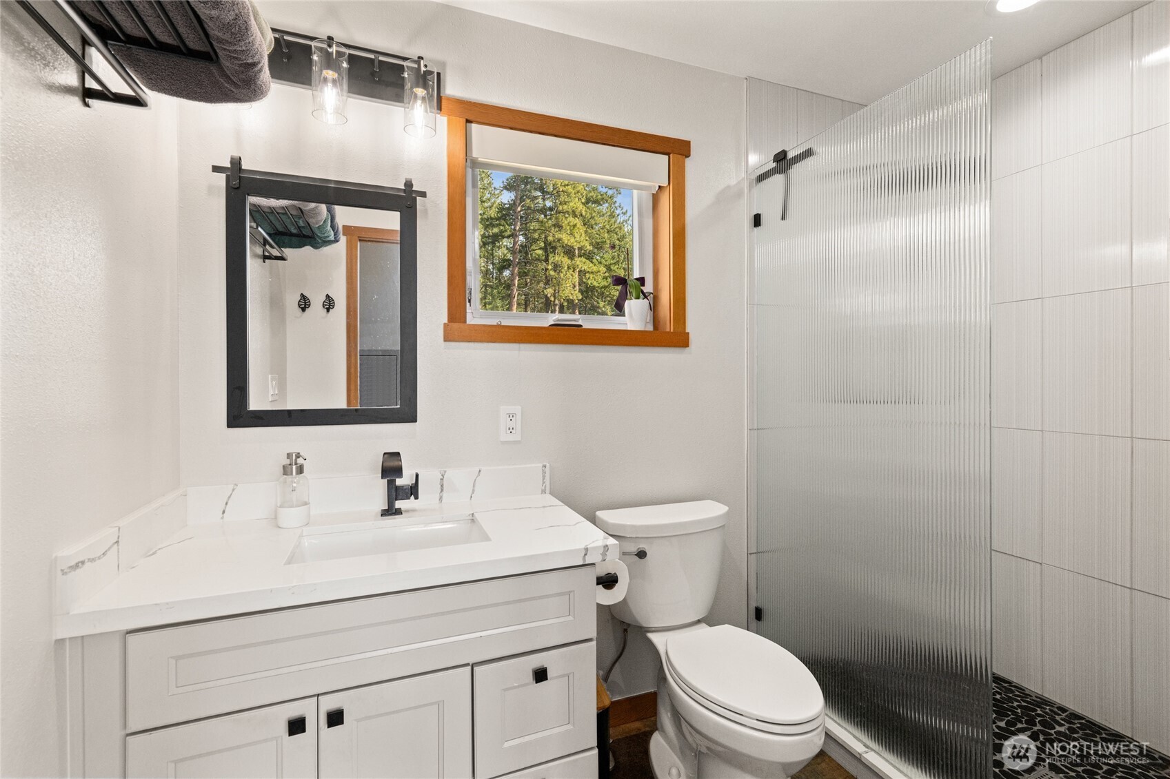 340 Powerline Road Cle Elum, WA 98922 - Photo 14 of 40 a bathroom with a toilet a sink and a mirror