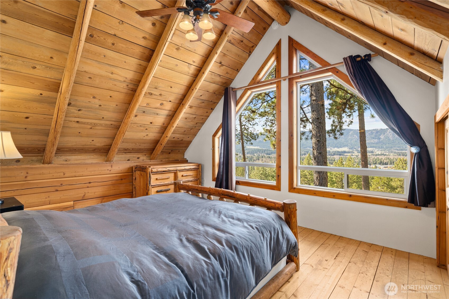 340 Powerline Road Cle Elum, WA 98922 - Photo 25 of 40 a bedroom with a bed and a large window
