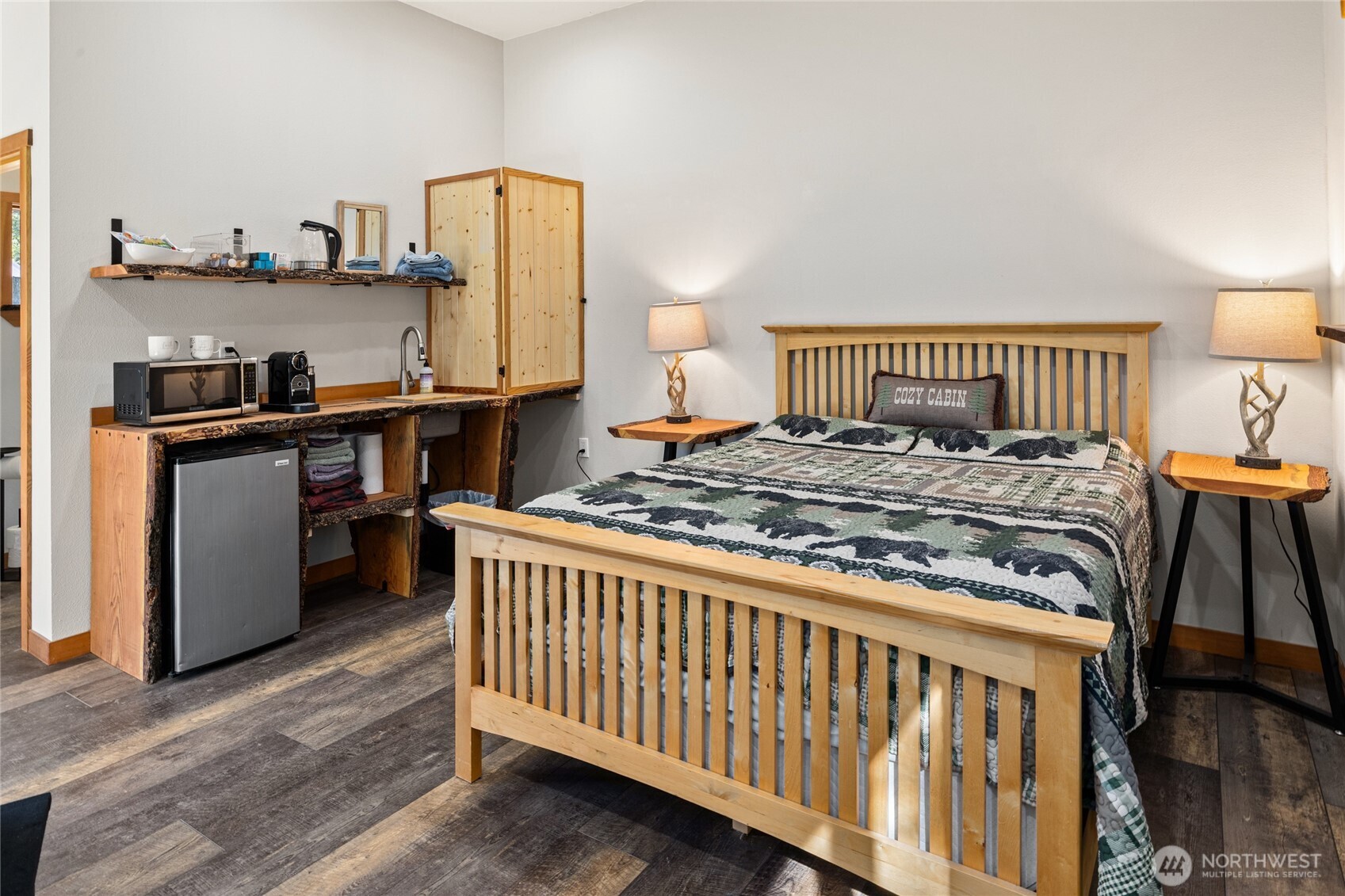 340 Powerline Road Cle Elum, WA 98922 - Photo 30 of 40 a bedroom with a bed and a window