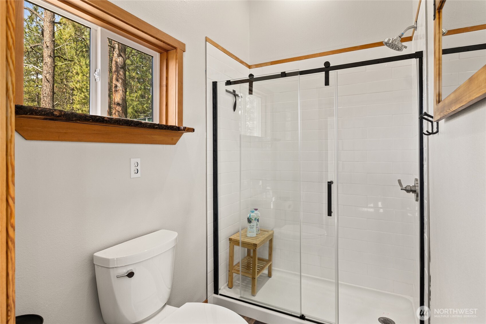 340 Powerline Road Cle Elum, WA 98922 - Photo 31 of 40 a bathroom with a shower and toilet