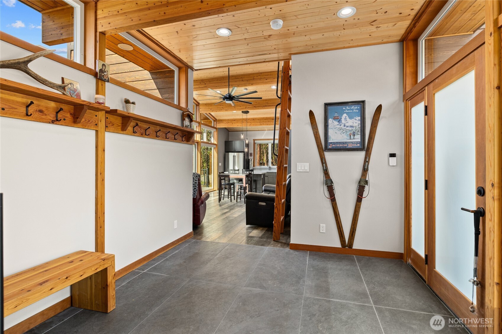 340 Powerline Road Cle Elum, WA 98922 - Photo 5 of 40 a view of a hallway with workspace