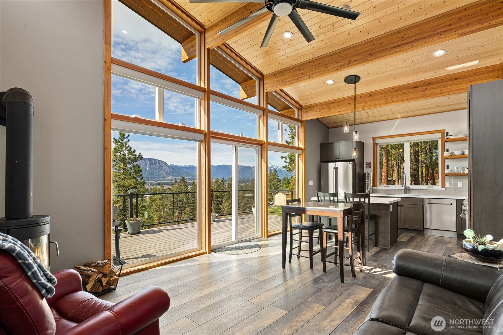 340 Powerline Road Cle Elum, WA 98922 - Photo 6 of 40 a view of a livingroom with furniture and window