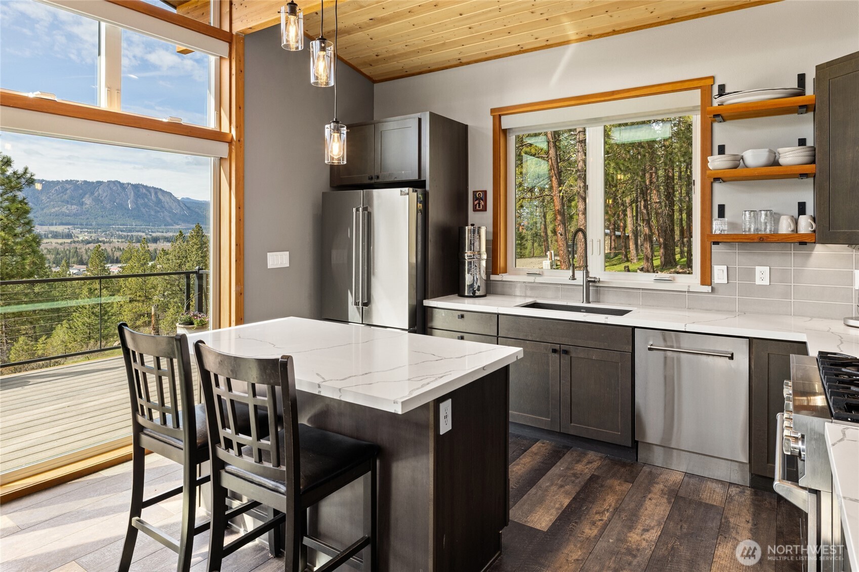 340 Powerline Road Cle Elum, WA 98922 - Photo 7 of 40 a kitchen with a table chairs and refrigerator