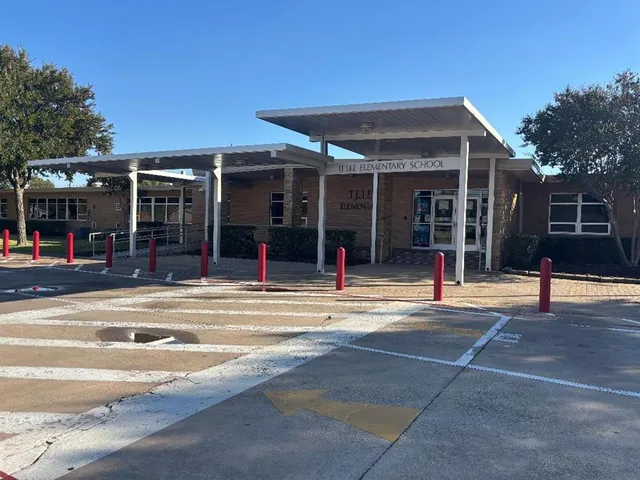 a view of a house with backyard and porch