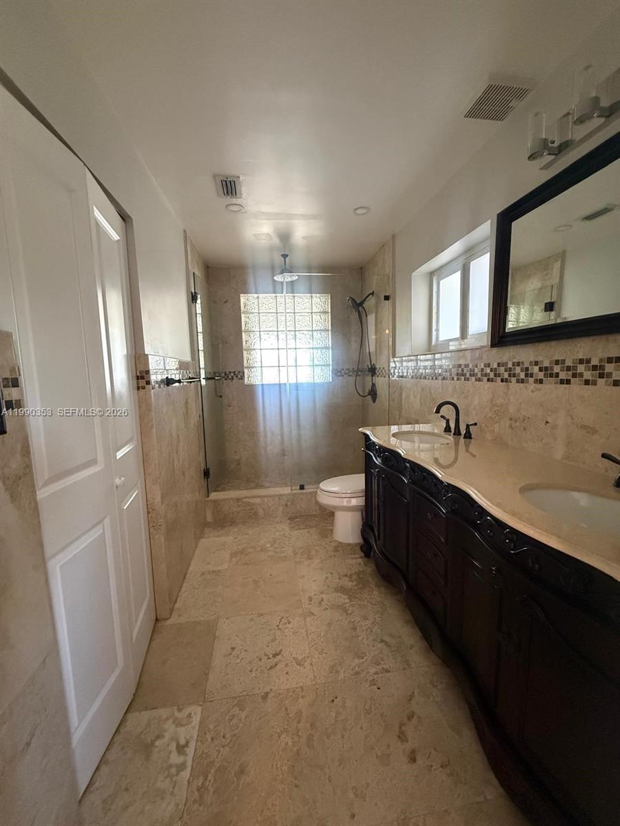 281 West 17th Street, Unit 281 Hialeah, FL 33010 - Photo 13 of 25 a spacious bathroom with a bathtub sink and mirror