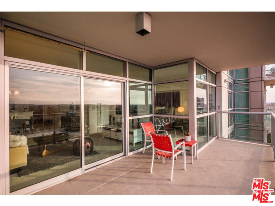 13700 Marina Pointe Drive, Unit 1219 Marina del Rey, CA 90292 - Photo 16 of 48 a living room with a table and chairs