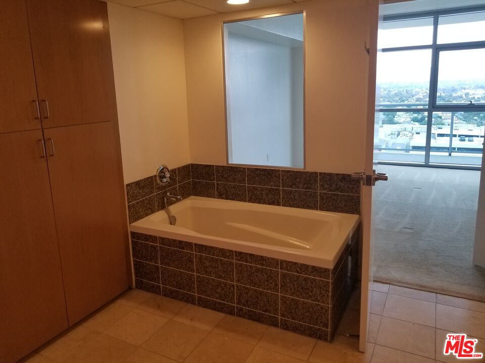 13700 Marina Pointe Drive, Unit 1219 Marina del Rey, CA 90292 - Photo 20 of 48 a bathroom with a bath tub and window