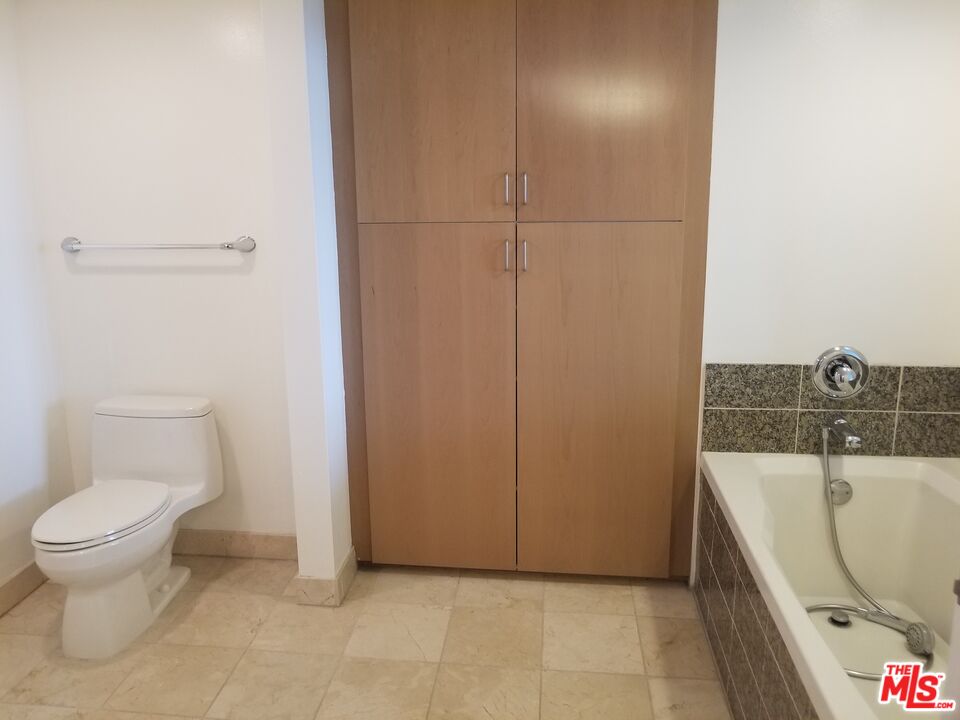 13700 Marina Pointe Drive, Unit 1219 Marina del Rey, CA 90292 - Photo 22 of 48 a bathroom with a toilet and a tub