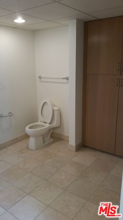 13700 Marina Pointe Drive, Unit 1219 Marina del Rey, CA 90292 - Photo 23 of 48 a bathroom with a toilet