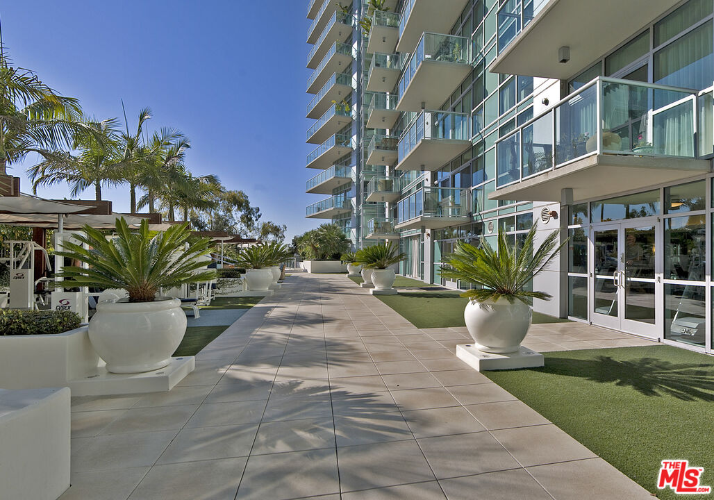 13700 Marina Pointe Drive, Unit 1219 Marina del Rey, CA 90292 - Photo 28 of 48 a view of a building with sitting area