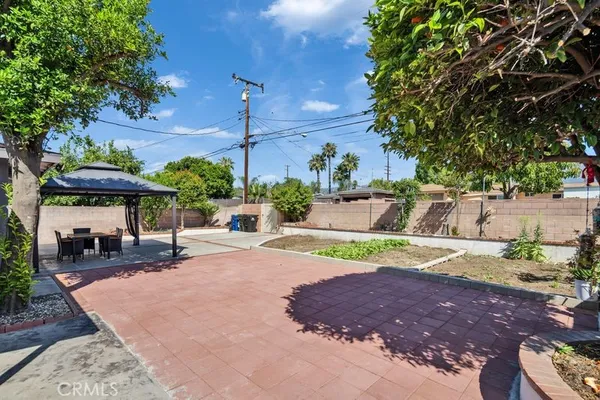 a view of a backyard