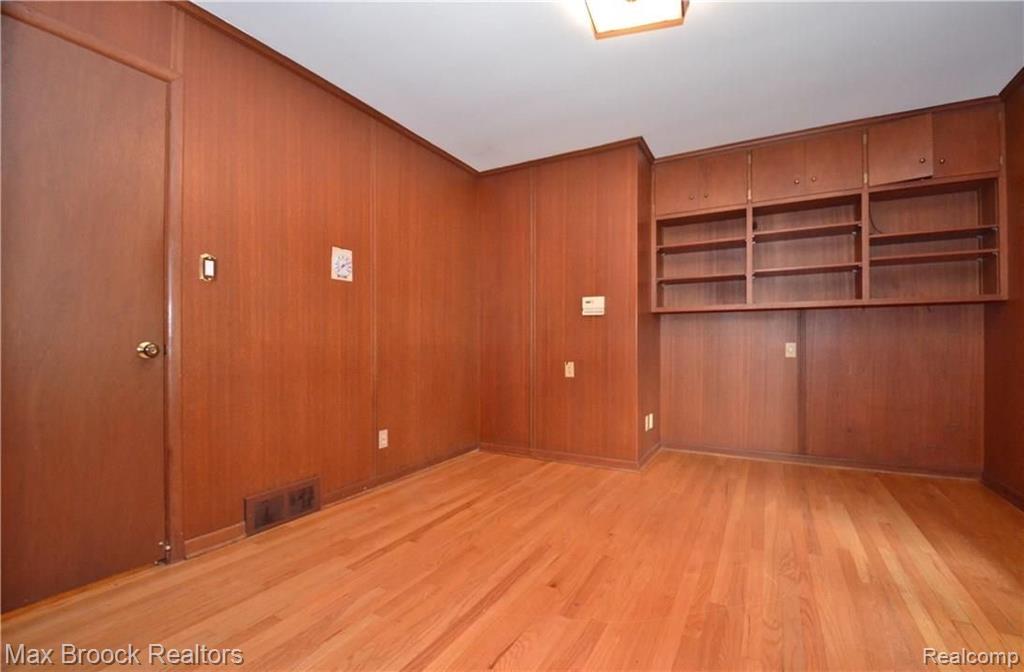 18900 Riverside Drive Beverly Hills, MI 48025 - Photo 13 of 19