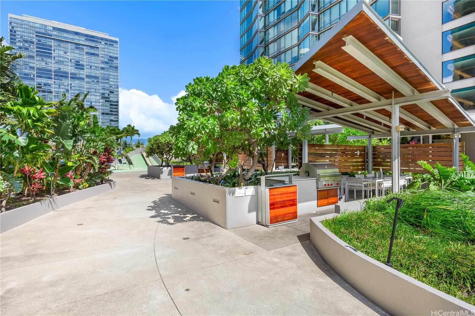 1001 Queen Street, Unit 3907 Honolulu, HI 96814 - Photo 22 of 25 a view of a backyard with sitting area