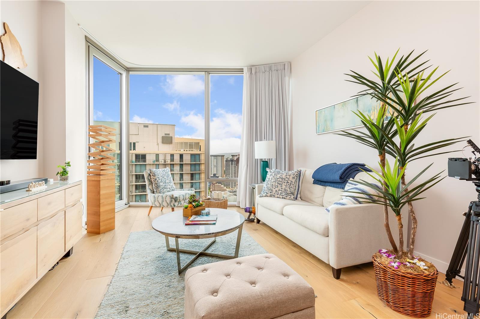 1001 Queen Street, Unit 3907 Honolulu, HI 96814 - Photo 7 of 25 a living room with furniture and a large window