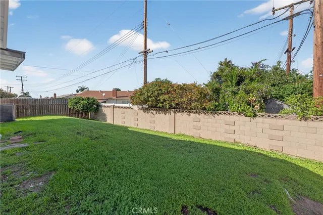 a view of a back yard