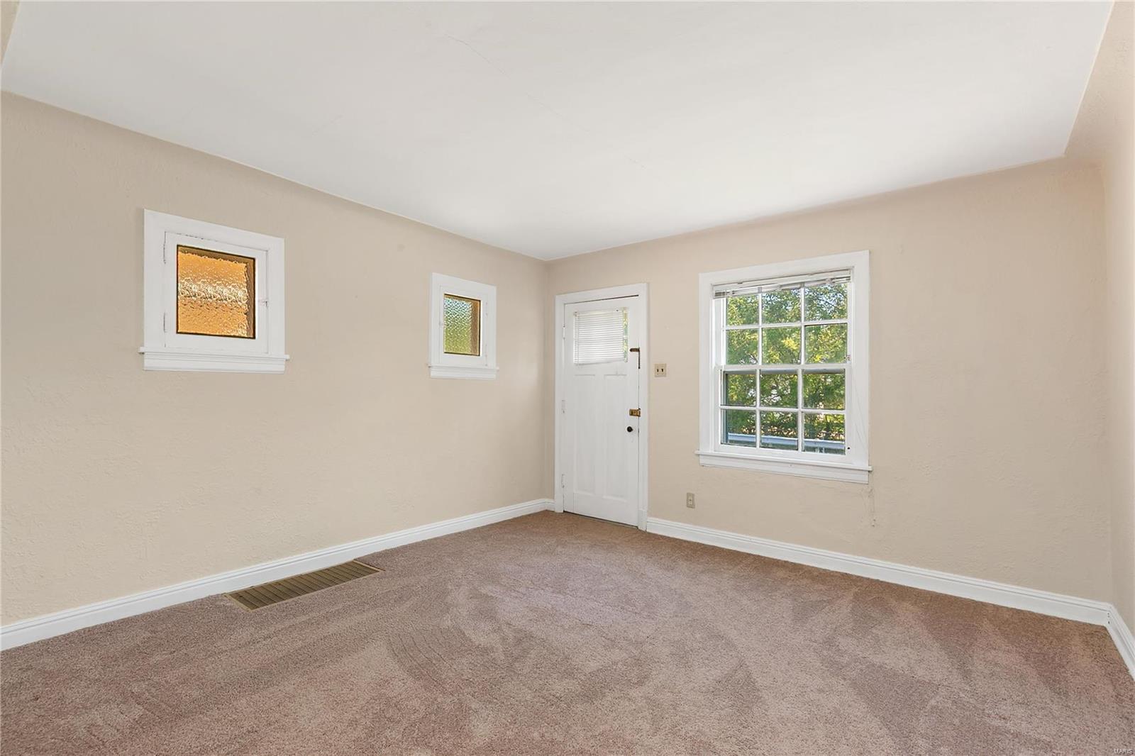 5504 Heege Road St. Louis, MO 63123 - Photo 3 of 19 Gallery Image 3