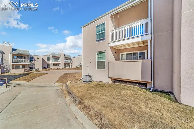 a view of an house with backyard