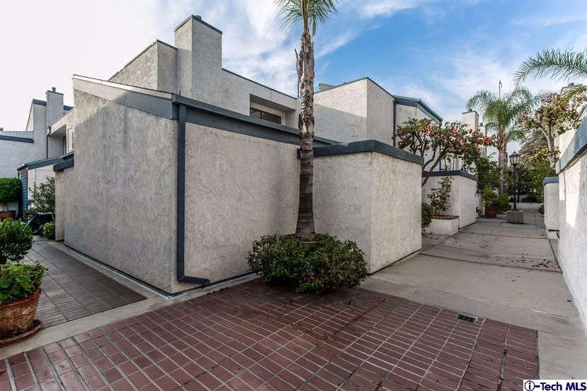 1333 Valley View Road, Unit 8 Glendale, CA 91202 - Photo 5 of 6 a view of a back yard of the house