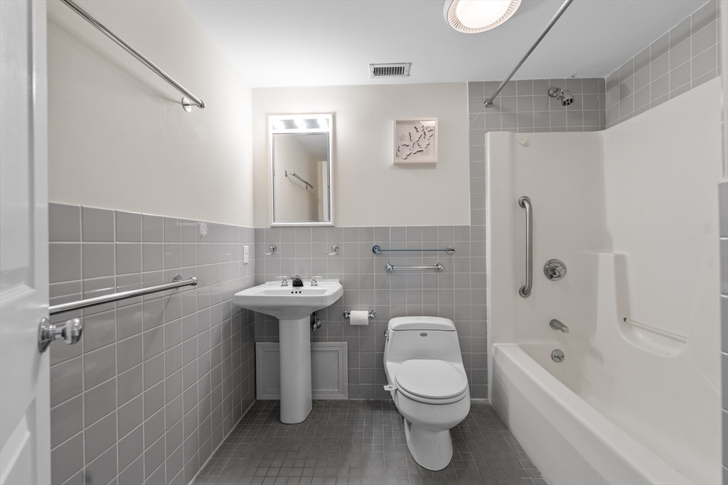 25 Bay State Road, Unit 6 Boston, MA 02215 - Photo 15 of 28