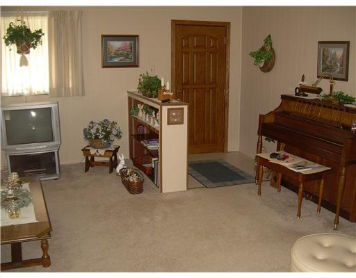 2382 Eastbrook Road New Castle, PA 16105 - Photo 2 of 12 Living Room.