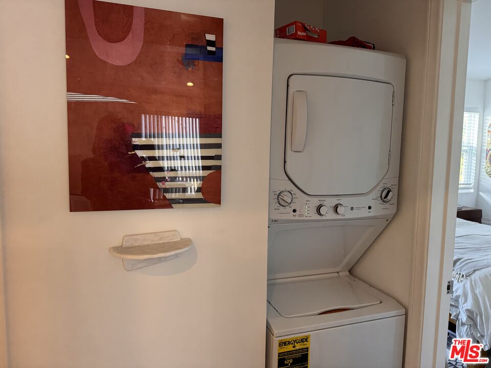 2639 6th Street Santa Monica, CA 90405 - Photo 19 of 22 a utility room with dryer and washer