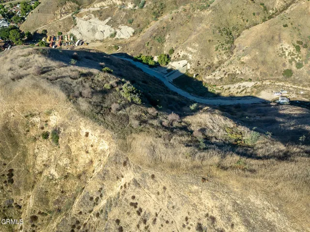 a view of a yard of a building