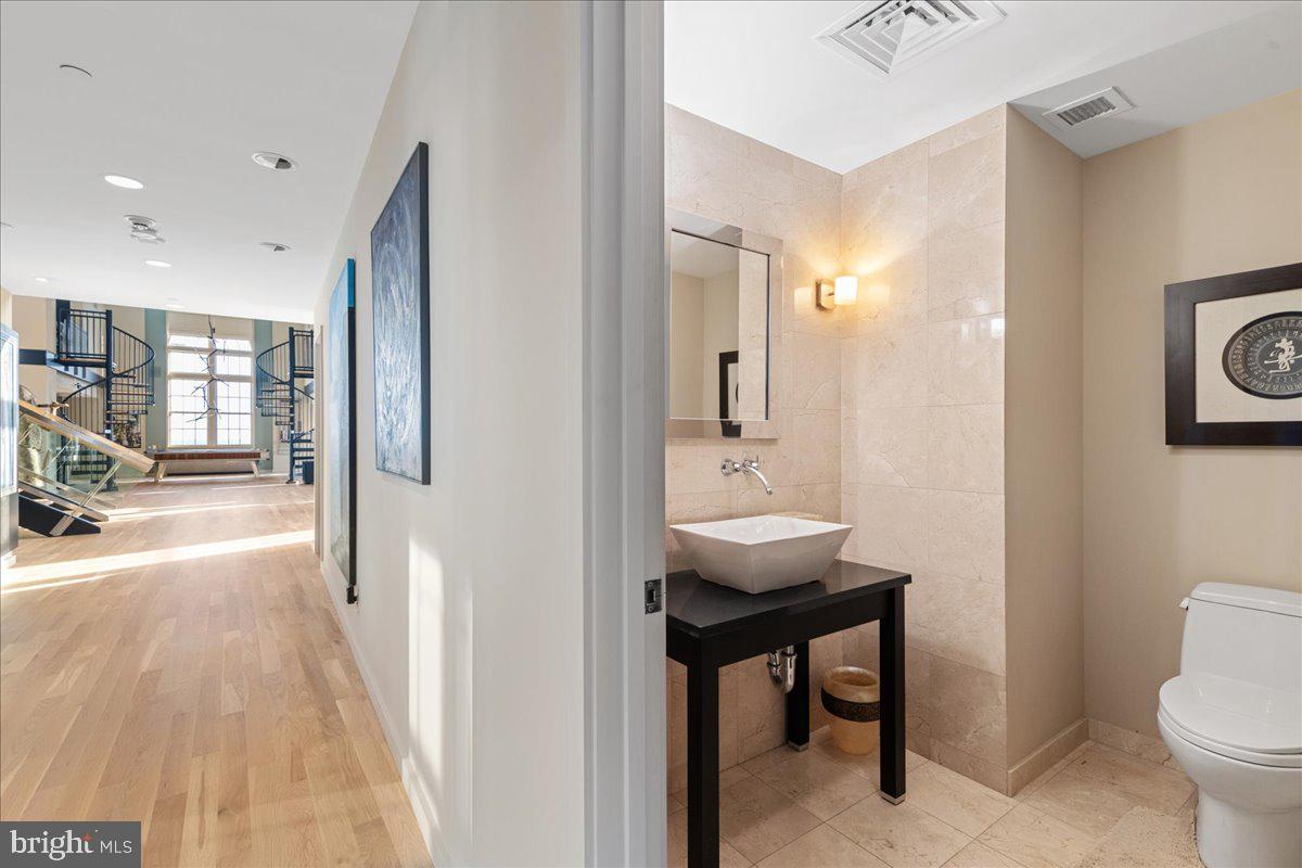 1601 Locust Street, Unit PH1 Philadelphia, PA 19102 - Photo 29 of 55 Powder Room