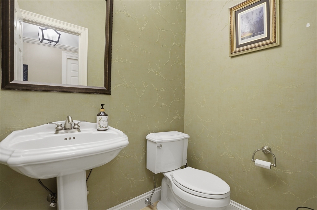 531 Salisbury Street Worcester, MA 01609 - Photo 22 of 42 a bathroom with a toilet a sink and mirror