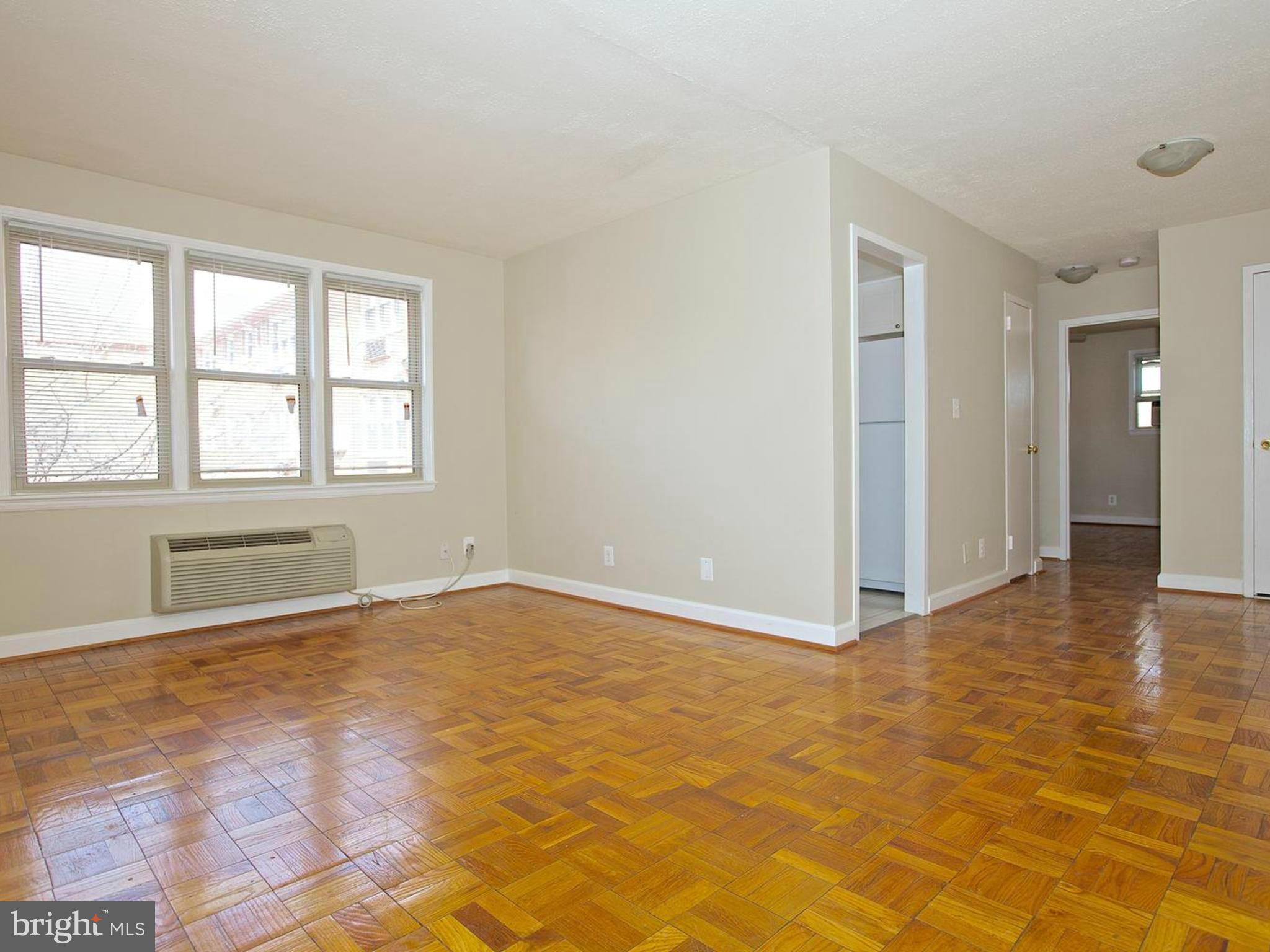 4635 20th Road North, Unit 9 Arlington, VA 22207 - Photo 5 of 29 Living Room