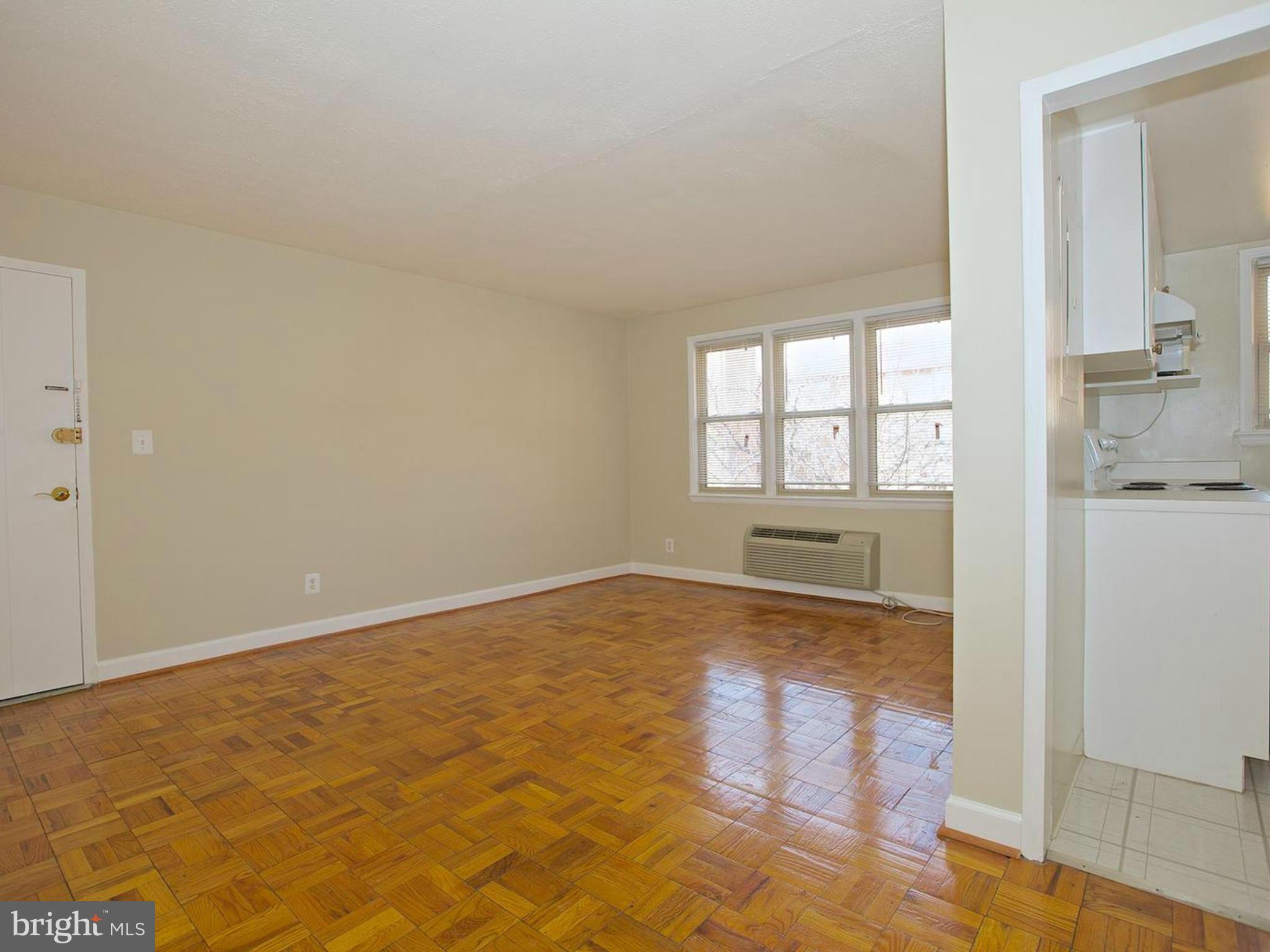 4635 20th Road North, Unit 9 Arlington, VA 22207 - Photo 6 of 29 Living Room
