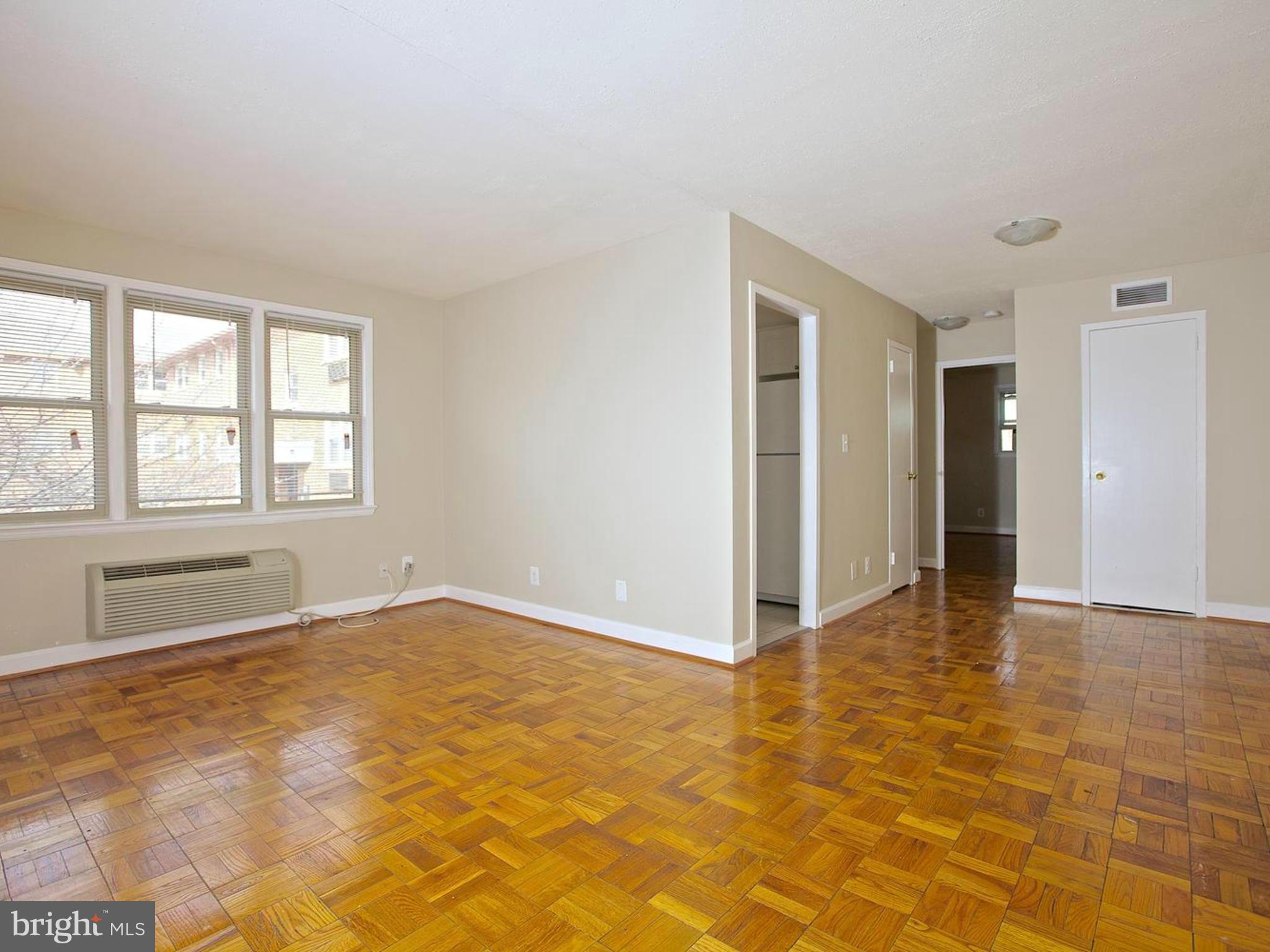 4635 20th Road North, Unit 9 Arlington, VA 22207 - Photo 8 of 29 Living Room