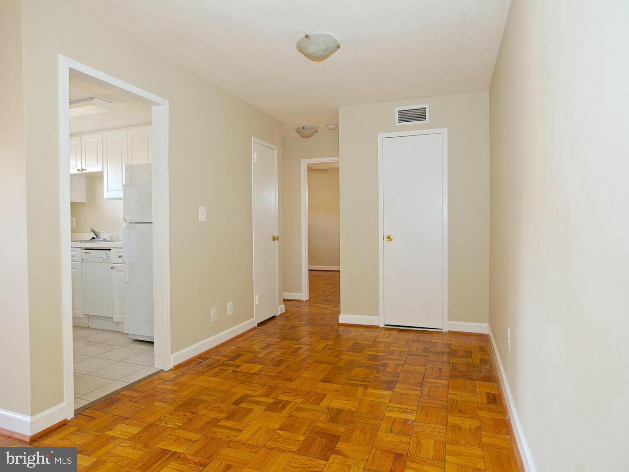 4635 20th Road North, Unit 9 Arlington, VA 22207 - Photo 9 of 29 Living Room